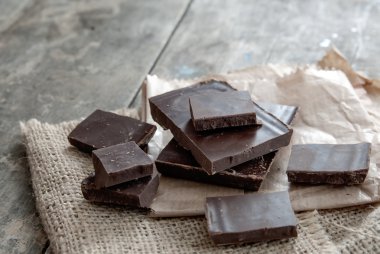 ahşap masa üstünde çikolata parçaları