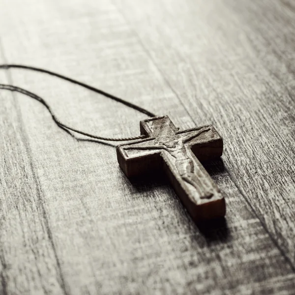 Dřevěný kříž na dřevěný podklad — Stock fotografie