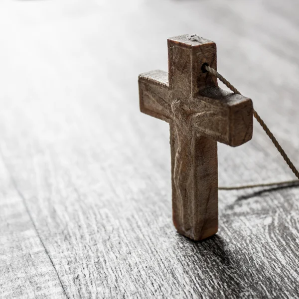 Drewniany krzyż na powierzchni drewnianych — Zdjęcie stockowe