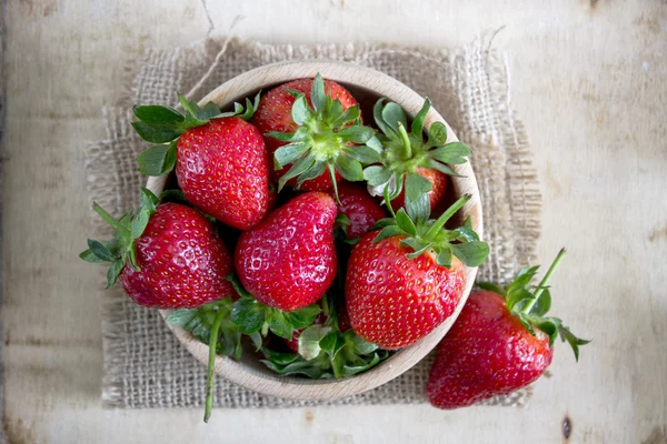 Fresas en un tazón —  Fotos de Stock