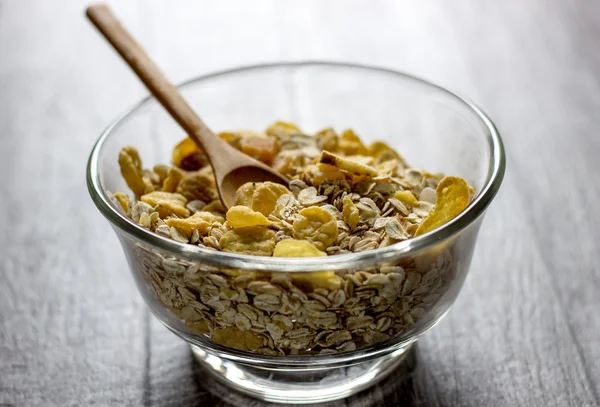 Harina de avena en un tazón de vidrio sobre la mesa — Foto de Stock