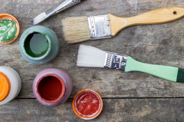 Boyalar ve fırçalar.