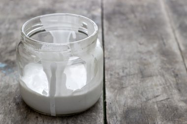 eski ahşap zemin üzerine kavanoz