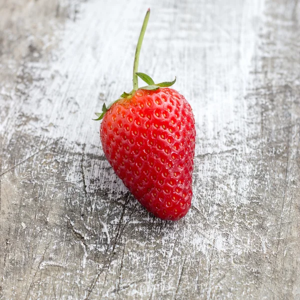 Fragole fresche e mature sulla vecchia lavagna — Foto Stock