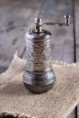 eski karabiber değirmeni ahşap tablo