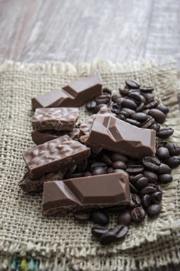 chocoladerepen en koffie bonen op houten tafel