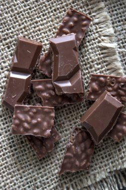  ahşap masa üstünde çikolata bar