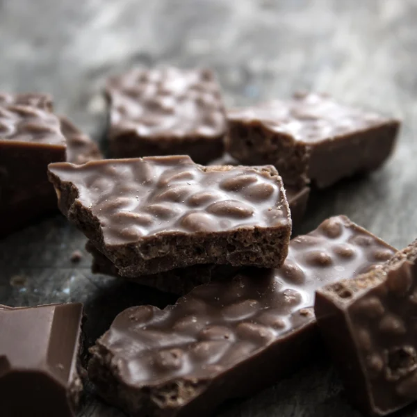 Tavolette di cioccolato su tavolo di legno — Foto Stock