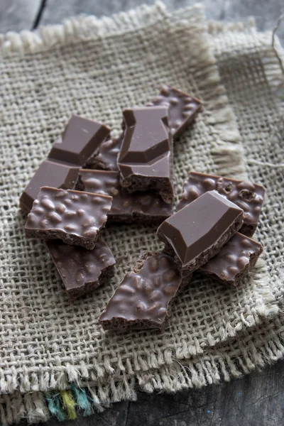 Chocoladerepen op houten tafel — Stockfoto