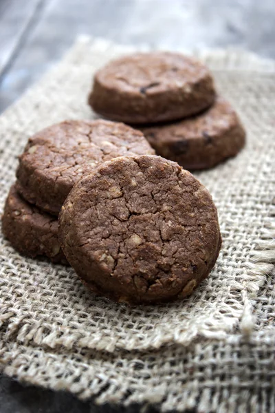 Čokoládové cookies dřevěné pozadí — Stock fotografie