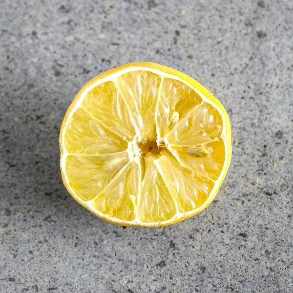 Vyschlá půl citronu na starý stůl — Stock fotografie