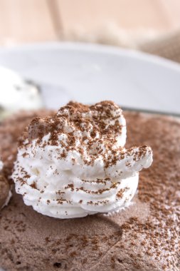 Beyaz tabak çikolata mousse bölümünde