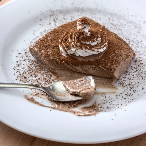 Beyaz tabak çikolata mousse bölümünde — Stok fotoğraf