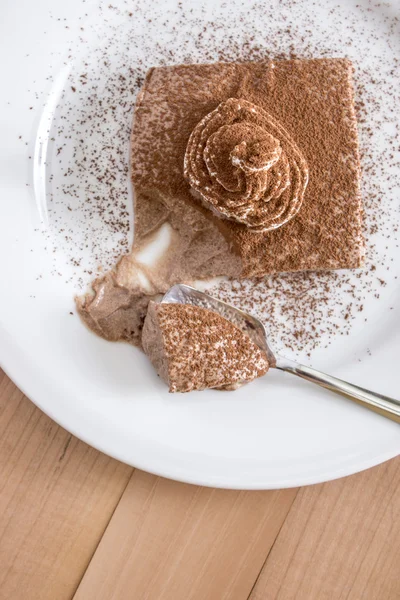 Chocolade mousse gedeelte in witte plaat — Stockfoto