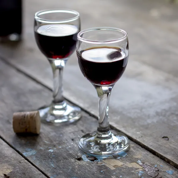 Vaso de licor de cereza sobre mesa de madera — Foto de Stock