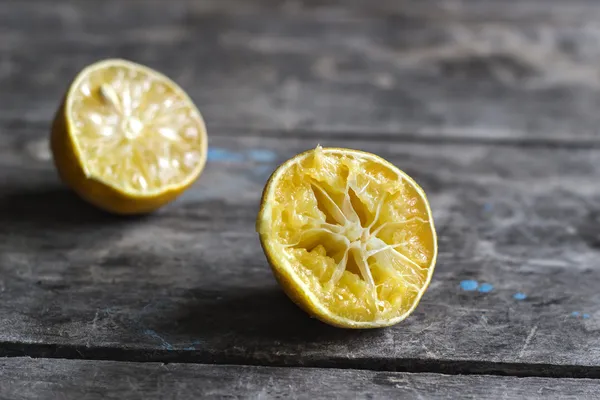 Vyschlá půl citronu na starý dřevěný stůl — Stock fotografie