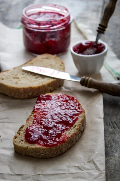 Plátky chleba a malinový džem — Stock fotografie