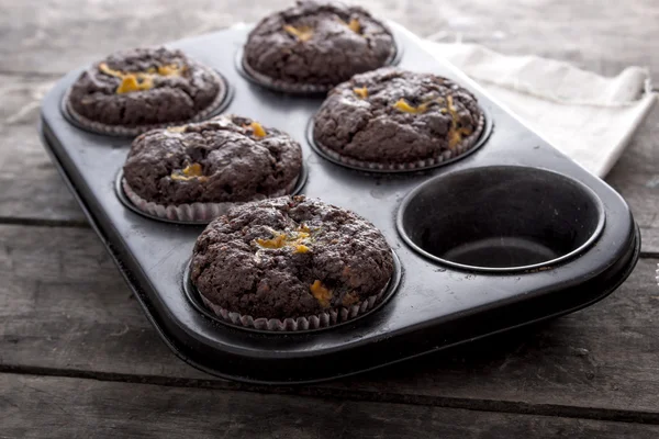 Choklad cupcakes på ett träbord. — Stockfoto