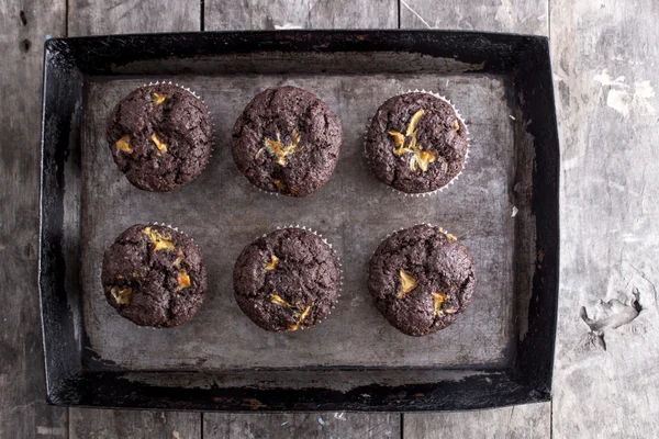 Chocolate cupcakes on a wooden table. — Stock Photo, Image