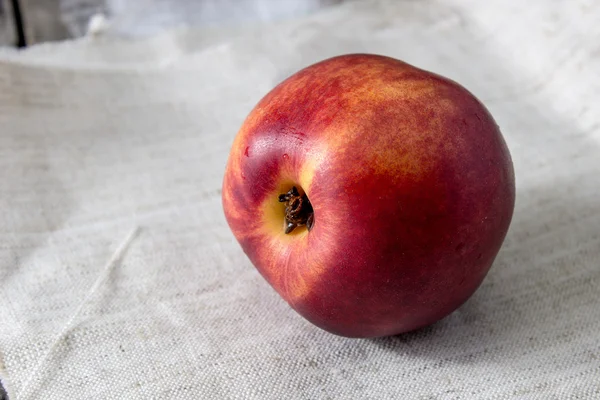 Закрыть свежим персиком — стоковое фото