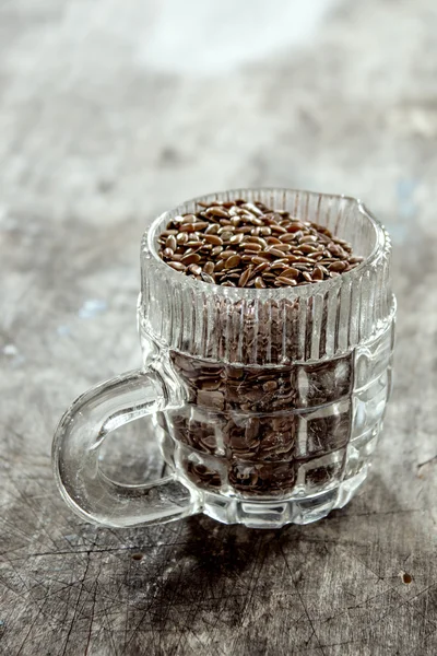 Tazza di vetro con semi di lino — Foto Stock