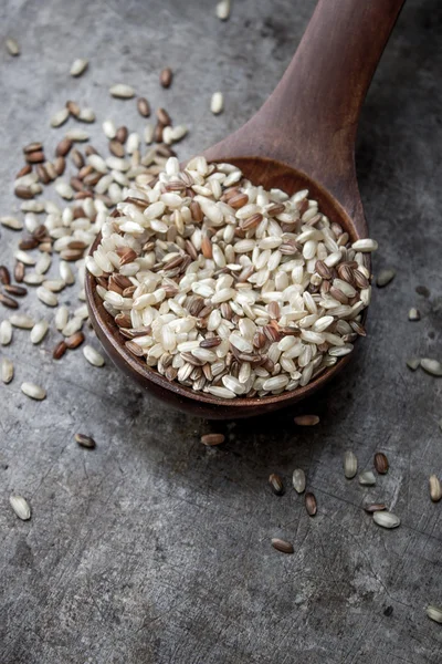 Arroz vermelho, marrom e branco na mesa — Fotografia de Stock