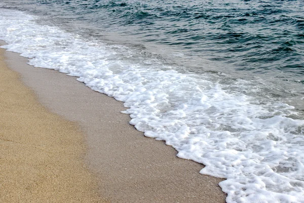 Άμμο παραλία και θάλασσα αφρού — Φωτογραφία Αρχείου