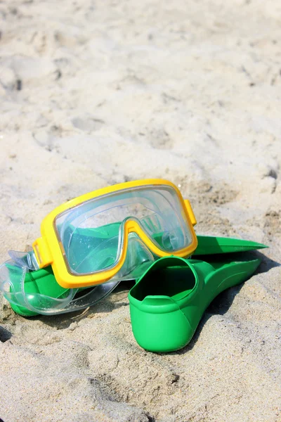 Maschera e pinne su una spiaggia — Foto Stock