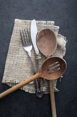 bir masanın üzerinden mayınları çatal bıçak takımı.