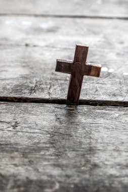 Ahşap ahşap arka plan üzerinde çapraz