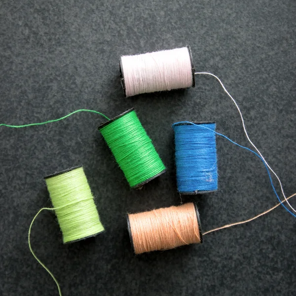 Verschillende spoelen van kleurrijke draad — Stockfoto
