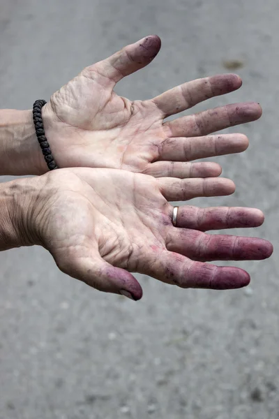 Un primo piano di mani con sporcizia e terreno — Foto Stock