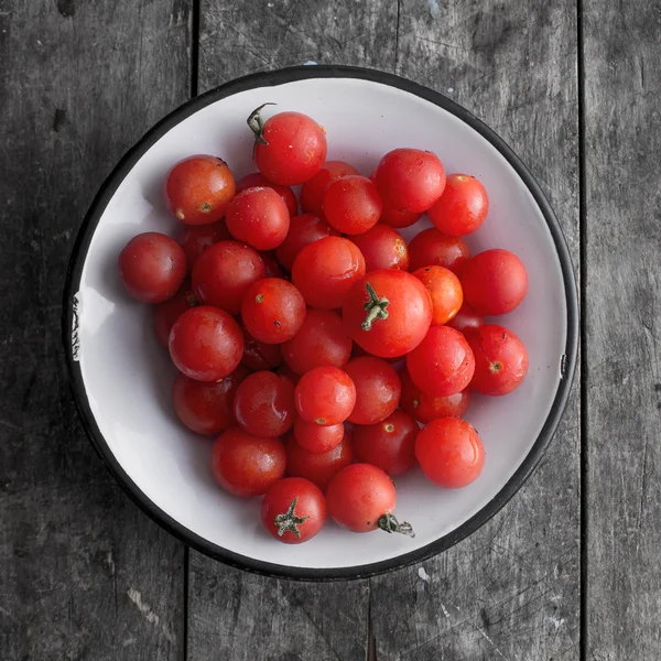 桌上放樱桃西红柿 — 图库照片