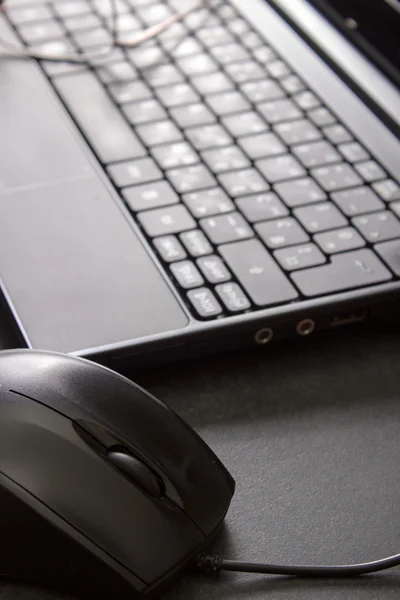 Bir dizüstü bilgisayar ve gözlük yanında bilgisayar fare — Stok fotoğraf