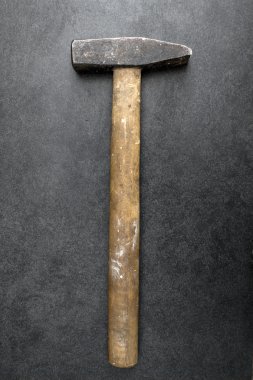 tablo üzerinde çekiç