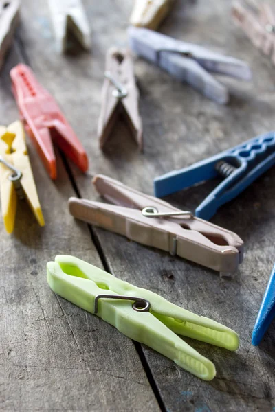 Pinzas de ropa en la mesa — Foto de Stock