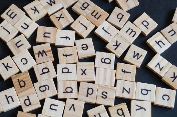 Letras Del Alfabeto Piezas Madera Scrabble Cerca Imagen de stock