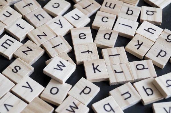 Letras Del Alfabeto Piezas Madera Scrabble Cerca Fotos de stock libres de derechos