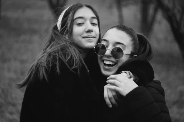 Duas Meninas Felizes Rindo Abraçando Parque Foto Preto Branco — Fotografia de Stock