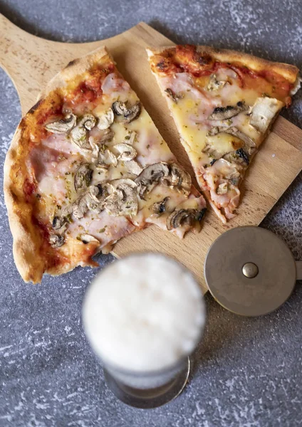 Pizza Savoureuse Verre Bière Sur Table Gros Plan — Photo