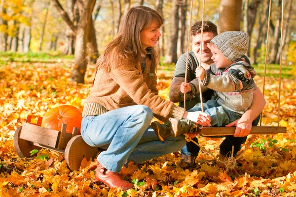 mutlu bir aile açık havada rahatlatıcı