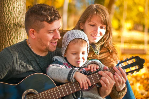 Lycklig familj avkopplande utomhus — Stockfoto