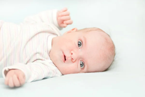 Sevimli yeni doğan bebek evde — Stok fotoğraf