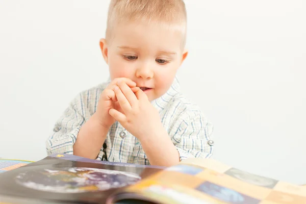 好奇心が強い男の子、boock で勉強 — ストック写真