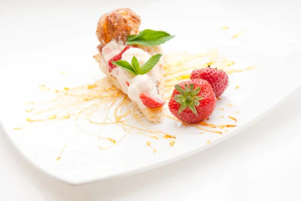Dessert Classico con Fragola e Menta — Foto Stock