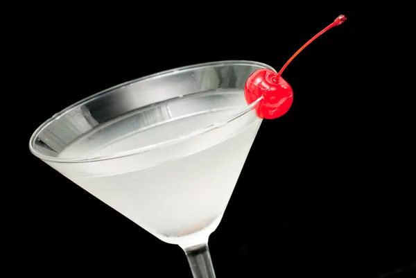 Cocktail im Martini-Glas mit roter Kirsche Nahaufnahme — Stockfoto