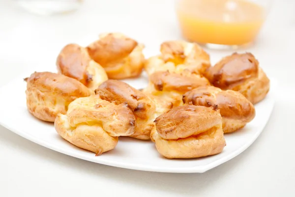 Delisious beyaz tabak profiterol