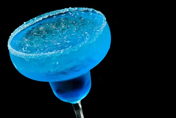 Blå cocktail closeup på den sorte baggrund - Stock-foto