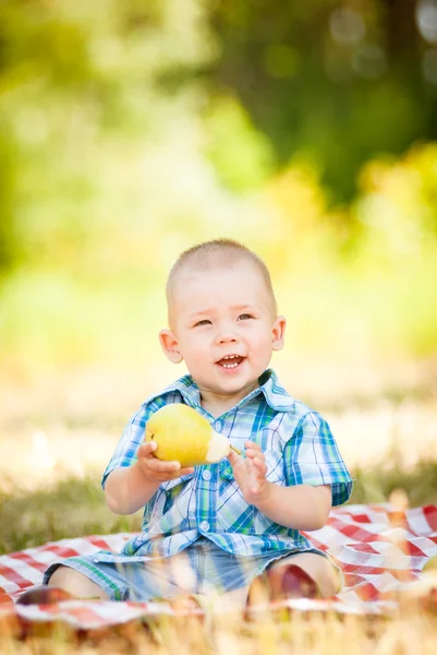 Mignon petit bébé ont un pique-nique — Photo