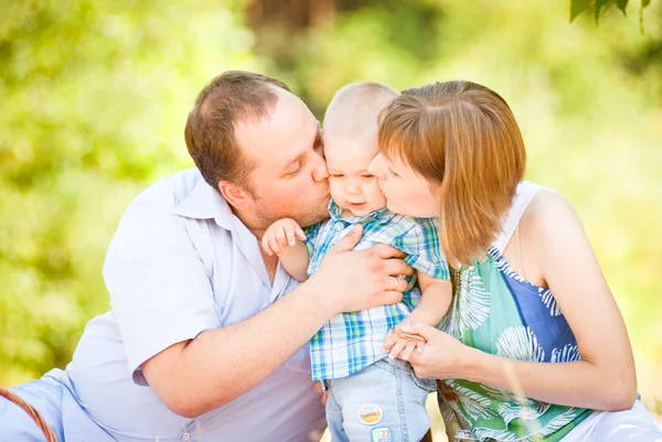 Lycklig familj att ha en picknick i sommaren park — Stockfoto